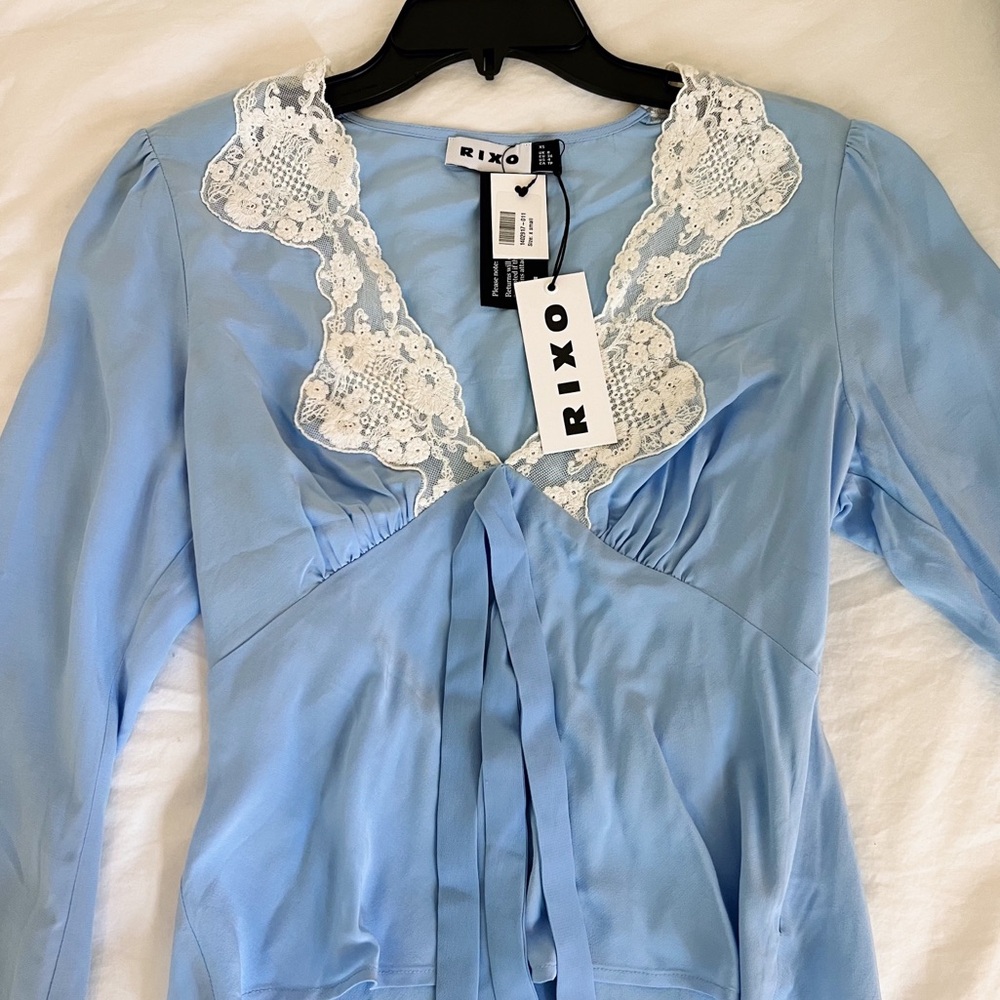 RIXO Rochelle V-Neck Blouse - Picture 3 of 3